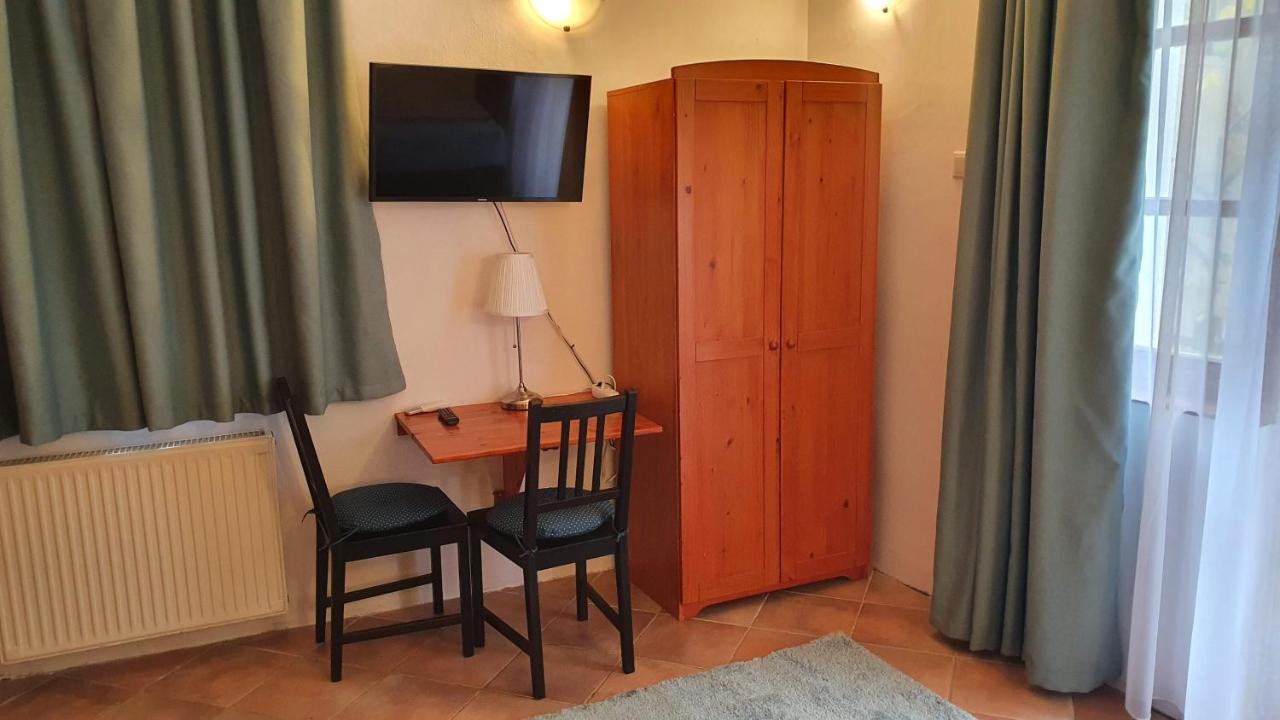 Palantir Panzio Bed & Breakfast Miskolc Bagian luar foto