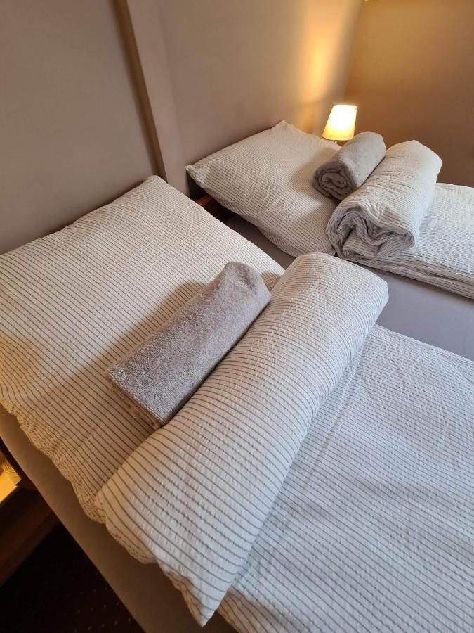 Palantir Panzio Bed & Breakfast Miskolc Bagian luar foto