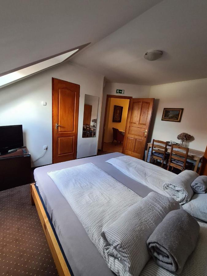 Palantir Panzio Bed & Breakfast Miskolc Bagian luar foto