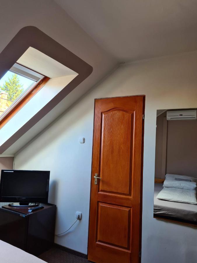 Palantir Panzio Bed & Breakfast Miskolc Bagian luar foto