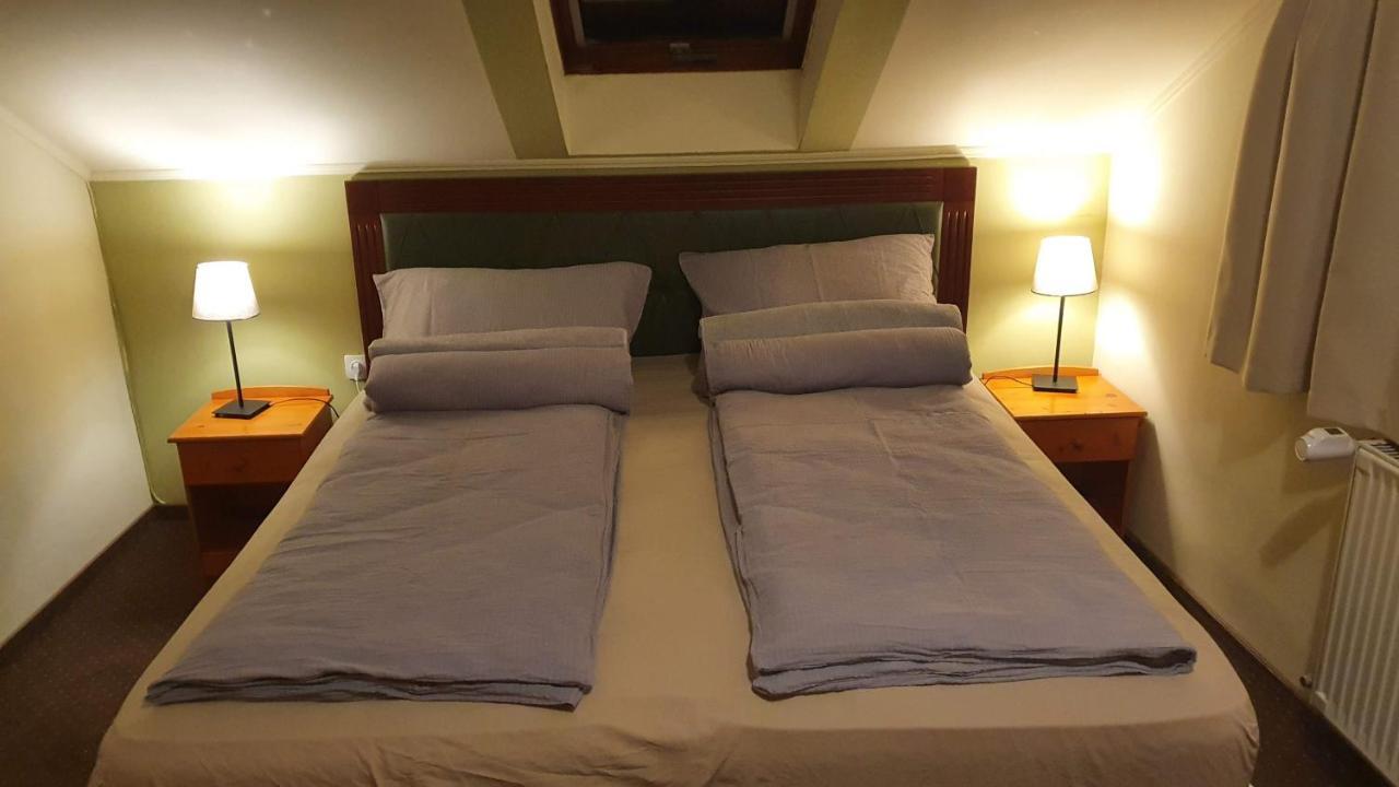 Palantir Panzio Bed & Breakfast Miskolc Bagian luar foto