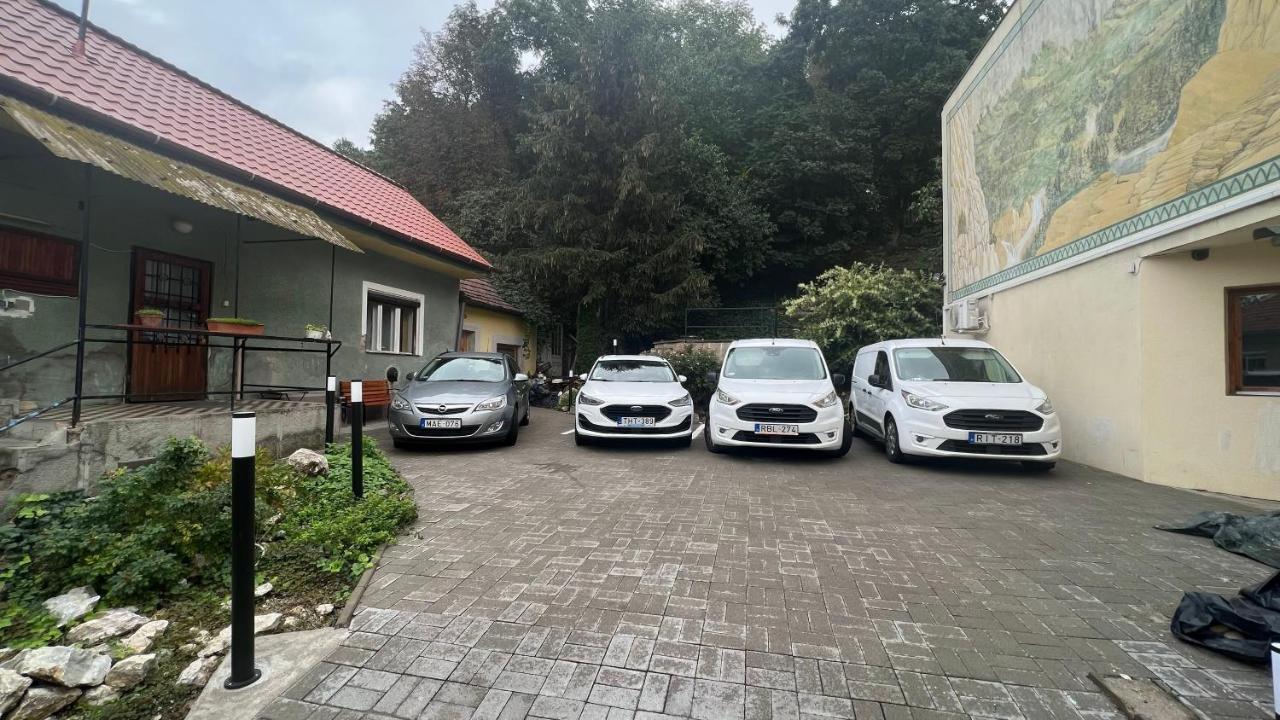 Palantir Panzio Bed & Breakfast Miskolc Bagian luar foto